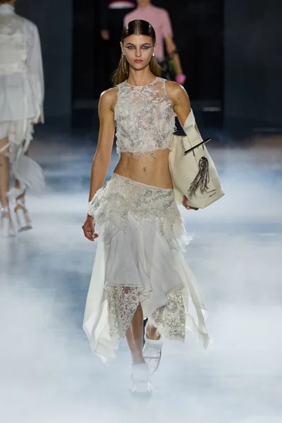 Look 16